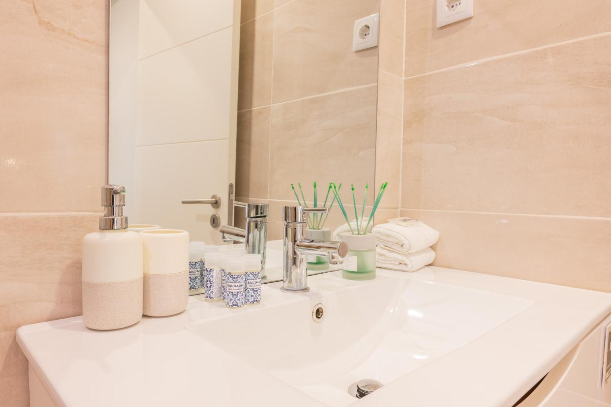 Lapa Charm Apartments With Patio Lisbon Bagian luar foto